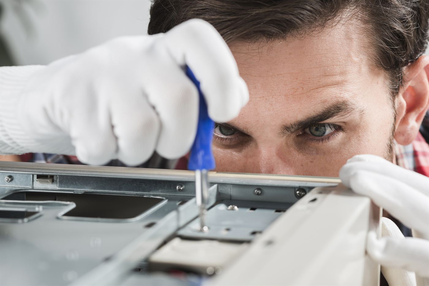 Tecnico specializzato durante un intervento di assistenza